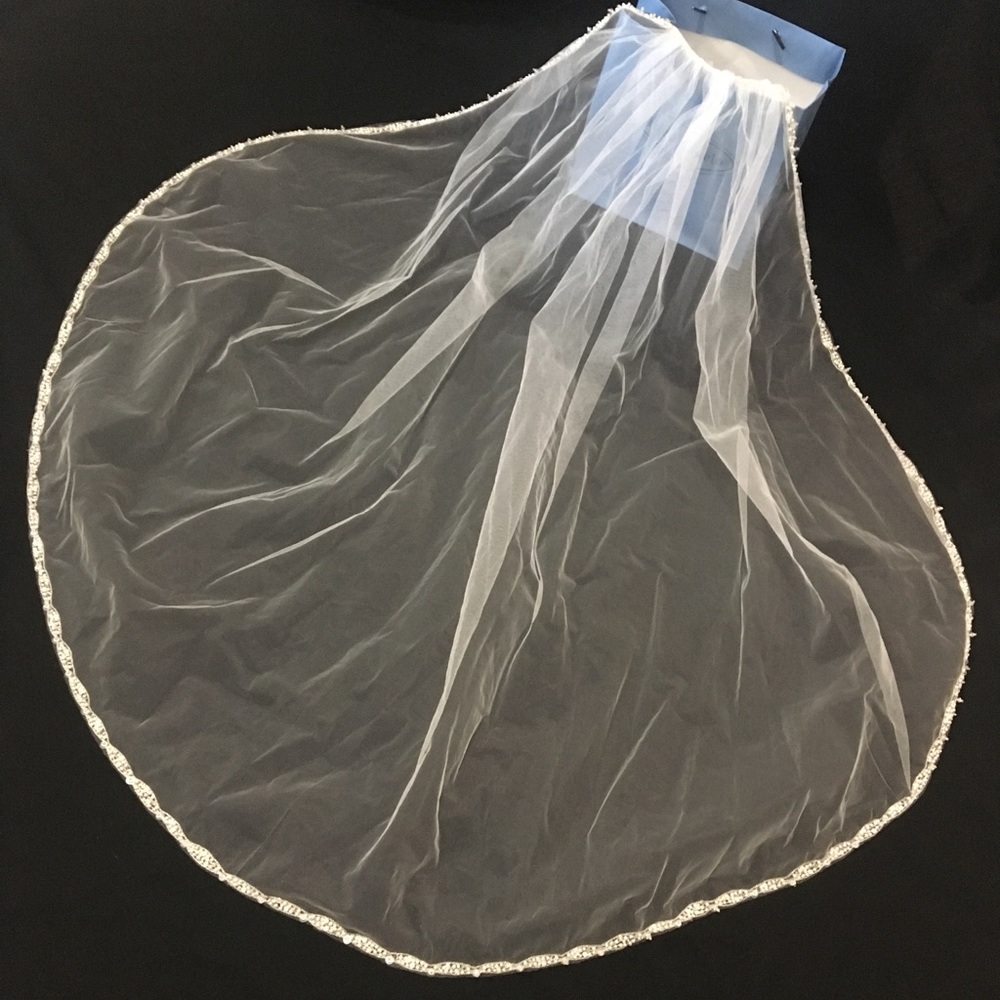 Ivory/metallic color veil.